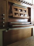 901781 Afbeelding van het klavier van het in 1952 door de firma J. de Koff uit Utrecht gemaakte kerkorgel in de ...